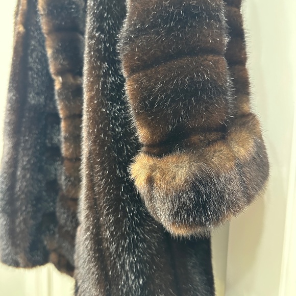 LUXURIOUS FUR COAT - Picture 3 of 12